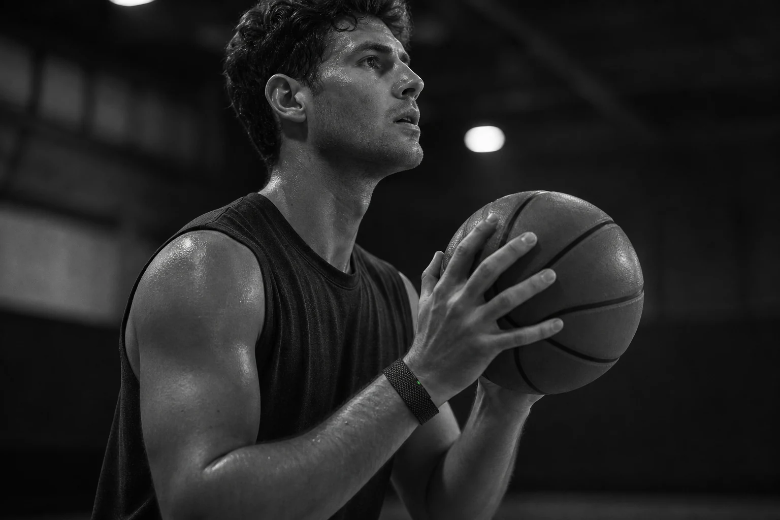 Un joueur de basket porte BEFORE.Band avant un lancer franc